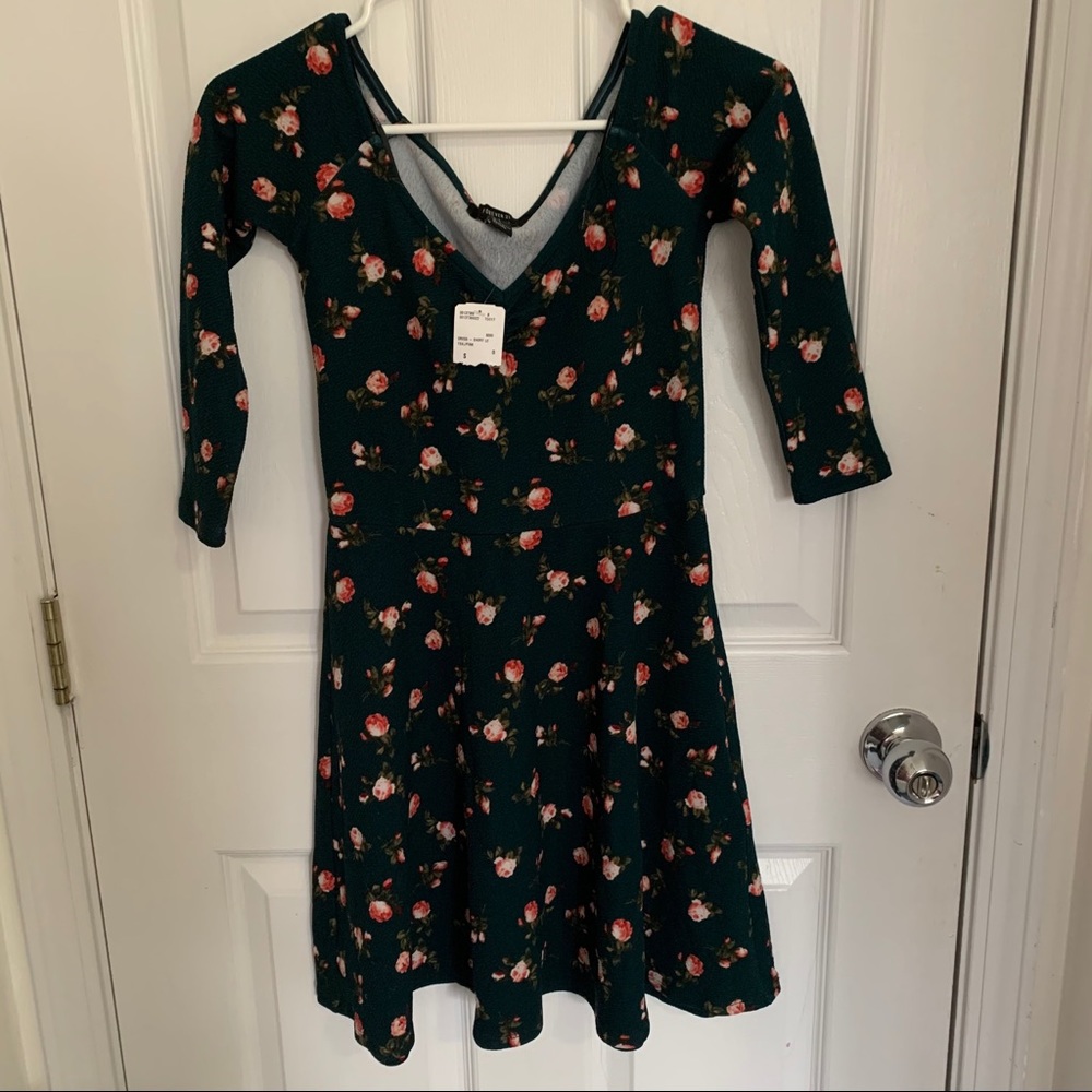 green floral long sleeve v-neck dress